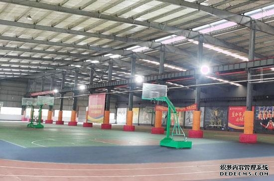 长沙华中医卫科技中等职业学校篮球场